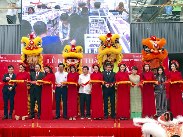 Các đại biểu và chủ đầu tư cắt băng khánh thành, khai trương KNG mall.