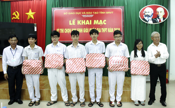  Đại diện Hội đồng thi trao quà cho HS tham dự kỳ thi. Ảnh: KHÁNH CHI