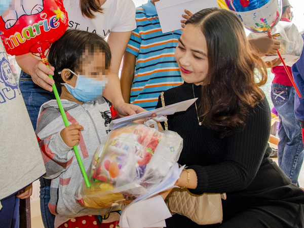 Đại diện mạnh thường quân tặng quà, bánh đến với các em nhỏ.