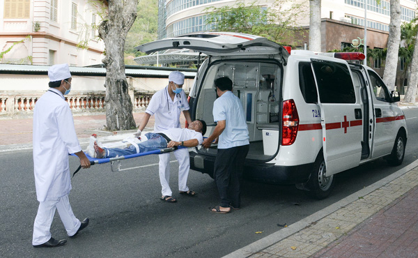 Bác sĩ chuyển nạn nhân từ hiện trường vụ tai nạn về bệnh viện.