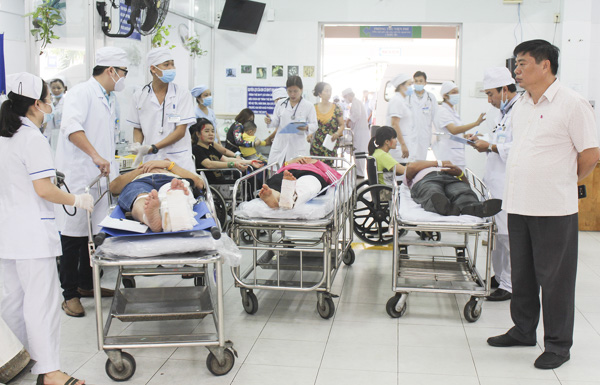 Đại diện Sở Y tế (bìa phải) tham gia giám sát công tác diễn tập.