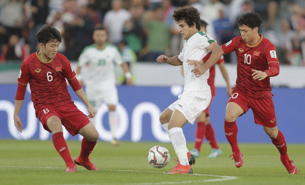Thầy trò HLV Park Hang Seo đang nỗ lực để giành quyền đi tiếp ở Asian Cup 2019. Trong ảnh: Trận thua tiếc nuối của Việt Nam trước Iraq trong trận ra quân.