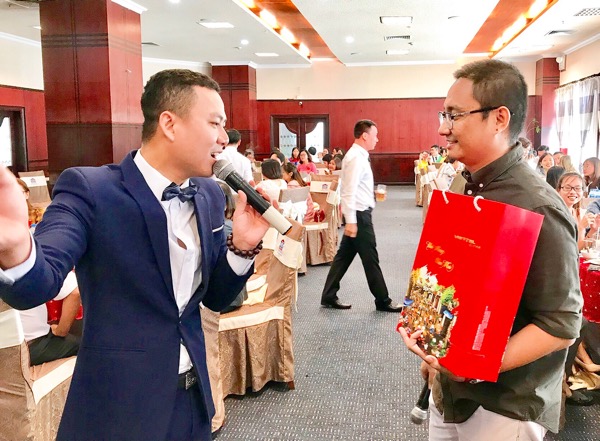 Khách hàng trúng thưởng trong chương trình tri ân khách hàng của Viettel Post BR-VT.