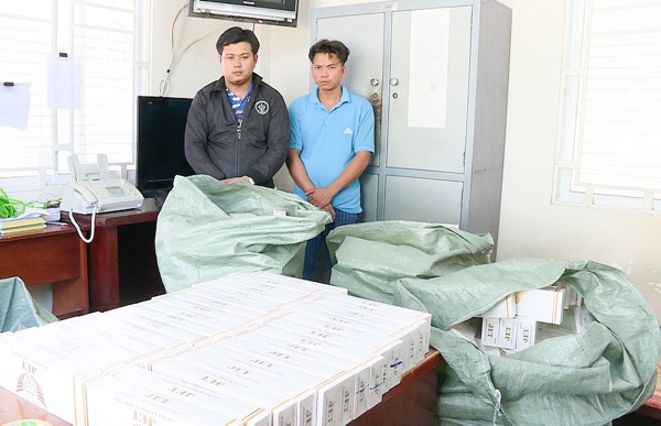 Đối tượng Văn Phước Hữu (áo đen) và Nguyễn Hoàng Thiện cùng tang vật.