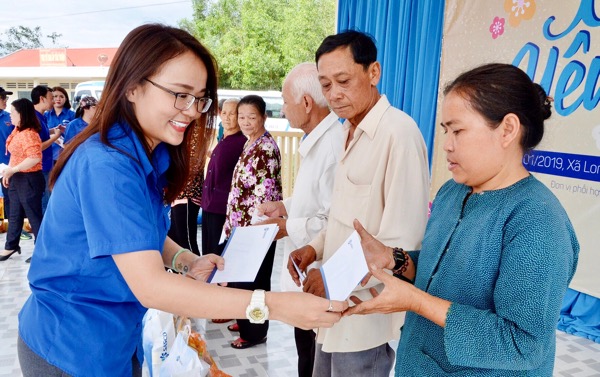 ĐVTN Công ty CP Dịch vụ hàng không Tân Sơn Nhất trao quà cho các gia đình có hoàn cảnh đặc biệt khó khăn trên địa bàn xã Long Tân.