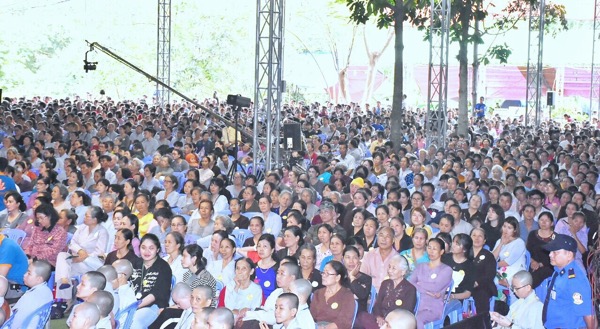 Đông đảo Phật tử về tham gia Đại lễ Phật thành Đạo.