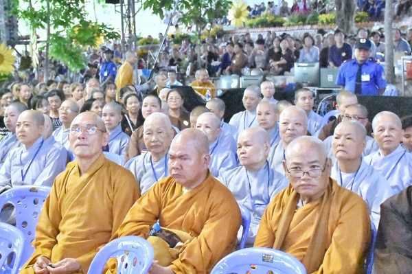 Các tăng ni cả nước về dự.
