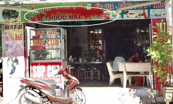 Nhà anh Nguyễn Thanh H. bị 2 đối tượng tạt sơn đỏ để đòi nợ.