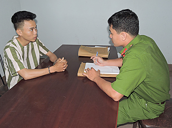 Điều tra viên Công an huyện Xuyên Mộc làm việc với đối tượng phạm tội cố ý gây thương tích.