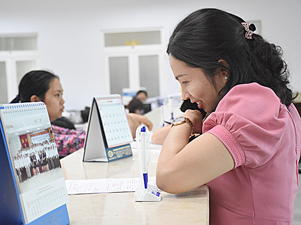 Khách hàng giao dịch tại Kho bạc Nhà nước tỉnh. 