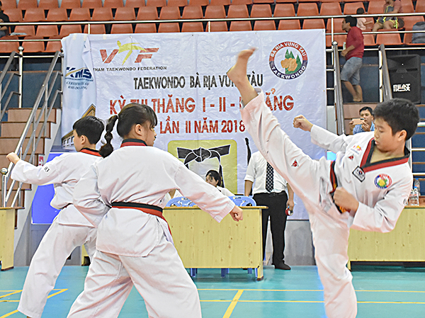 Các võ sinh thực hiện kỹ thuật đối luyện.