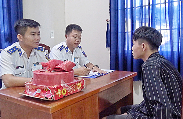 Lực lượng Bộ Tư lệnh Vùng Cảnh sát biển 3 làm việc với Lê Thái Nhân.