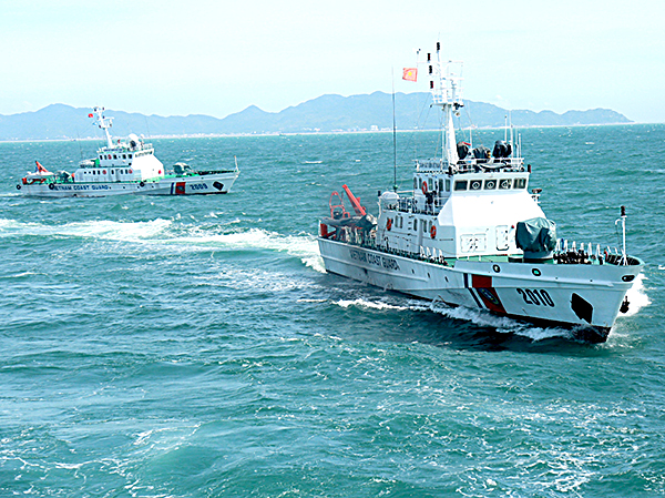 Tàu Cảnh sát biển 2009 và 2010 (Bộ Tư lệnh Vùng Cảnh sát biển 3) trong một lần thực hiện nhiệm vụ trên biển.