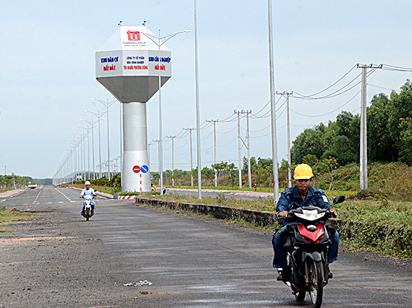 Việc chậm thực hiện các thủ tục đất đai khiến cho KCN Đất Đỏ I (huyện Đất Đỏ) gặp nhiều vướng mắc trong thu hút đầu tư. Trong ảnh: Đường vào KCN Đất Đỏ I. Ảnh: QUANG VŨ