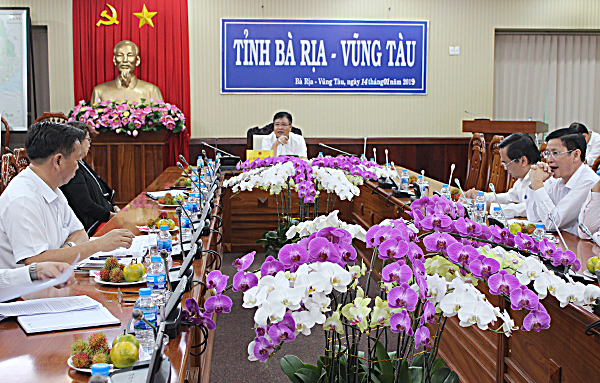 Chủ tịch UBND tỉnh Nguyễn Văn Trình, chủ trì cuộc họp.