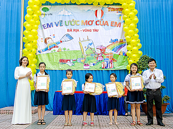 Ban Giám hiệu Trường TH Hạ Long (TP.Vũng Tàu) trao giải Nhất cuộc thi “Em vẽ ước mơ của em” cho các em HS đoạt giải.