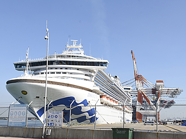 Tàu Diamond Princess cập cảng Tân Cảng - Cái Mép Thị Vải.