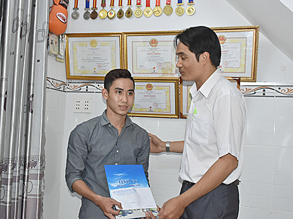 Đại diện lãnh đạo Sở VH-TT trao tiền hỗ trợ cho VĐV Phi Long.