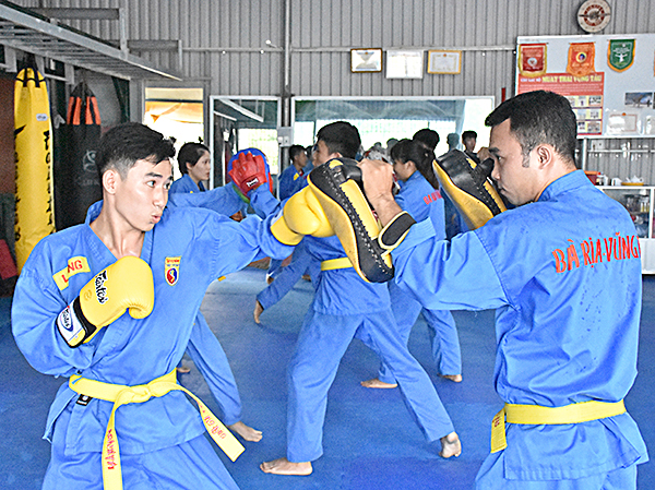 Phi Long (trái) khi còn tập luyện ở đội tuyển Vovinam tỉnh.