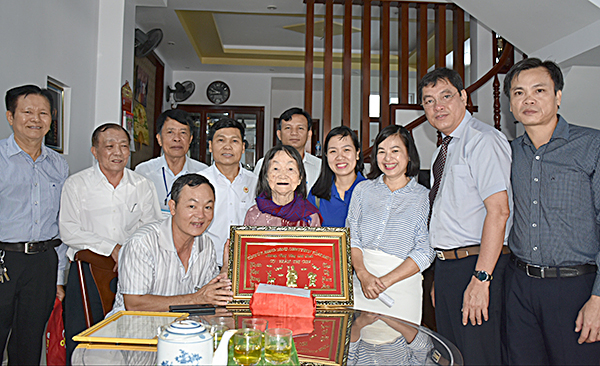 Đồng chí Trần Đình Khoa, Ủy viên Ban Thường vụ Tỉnh ủy, Phó Chủ tịch HĐND tỉnh thăm, tặng quà cho cụ Võ Thị Vệ (phường 8, TP.Vũng Tàu). Ảnh: TUYẾT MAI