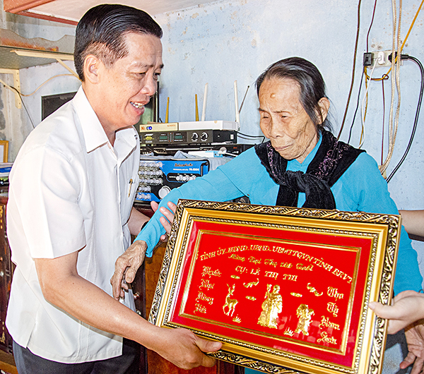 Đồng chí Lưu Tài Đoàn, Ủy viên Ban Thường vụ, Trưởng Ban Tổ chức Tỉnh ủy làm Trưởng Đoàn tặng quà chúc thọ 100 tuổi cụ Lê Thị Thi (xã Tân Lâm, huyện Xuyên Mộc). Ảnh: Mạnh Thắng