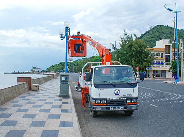 Công ty CP dịch vụ môi trường và công trình đô thị Vũng Tàu kiểm tra và thay thế bóng đèn dọc tuyến đường Hạ Long - Quang Trung (TP. Vũng Tàu).