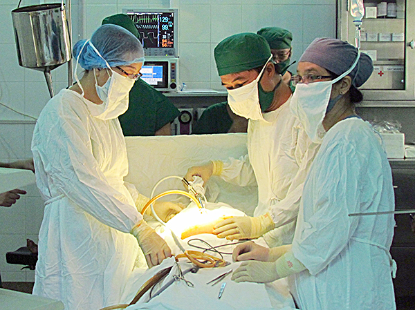 Các BS Khoa Sản BV Lê Lợi  thực hiện ca mổ u nang. Ảnh: MINH THIÊN