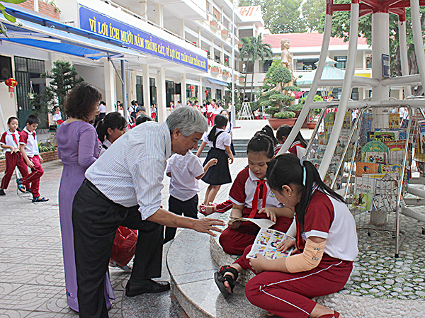 Trường TH Quang Trung xây dựng thư viện thân thiện cho HS ngay tại sân trường.