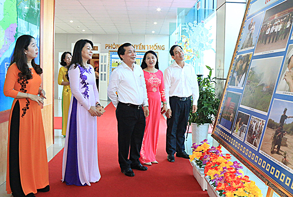 Các đại biểu tham quan triển lãm trong ngày khai mạc 14-1. 