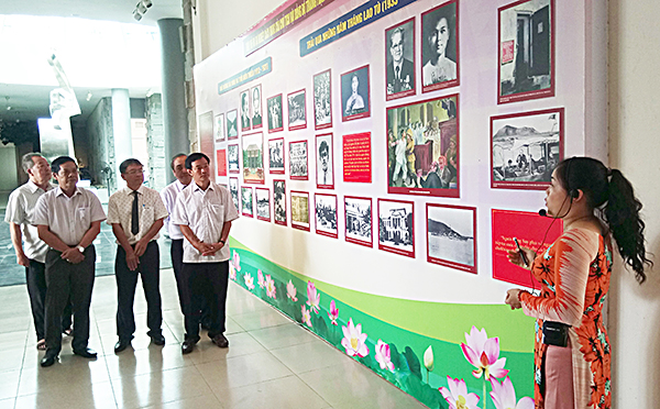 Các đại biểu tham quan triển lãm.