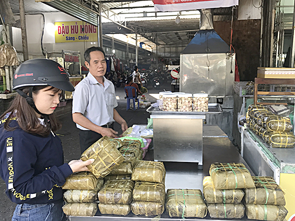 Khách chọn mua bánh chưng tại chợ 5 tầng, TP. Vũng Tàu.