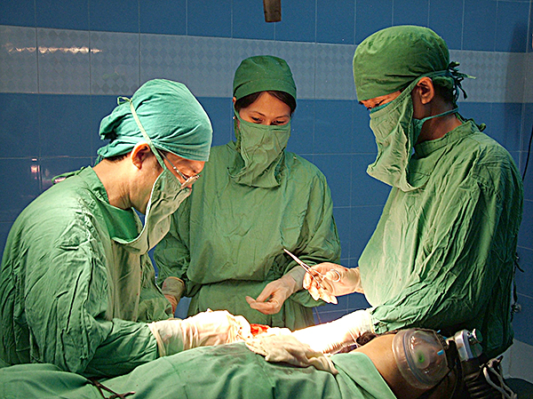 Một ca mổ tại Trung tâm Y tế Quân dân y Côn Đảo, một trong những đơn vị y tế cũng đang thiếu bác sĩ.