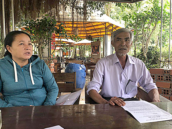 Vợ chồng ông Trần Mẫn, bà Bùi Thị Trang trình bày vụ việc với phóng viên Báo Bà Rịa-Vũng Tàu. Ảnh: HUYỀN TRANG