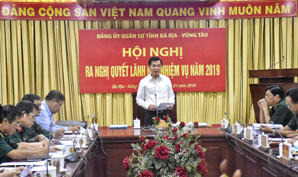 Đồng chí Nguyễn Hồng Lĩnh, Ủy viên Trung ương Đảng, Bí thư Tỉnh ủy, Chủ tịch HĐND tỉnh, Bí thư ĐUQS tỉnh phát biểu chỉ đạo hội nghị.