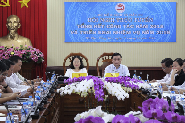 Các đồng chí: Nguyễn Thị Yến, Phó Bí thư thường trực Tỉnh ủy, Trưởng Đoàn Đại biểu Quốc hội tỉnh và Nguyễn Thành Long, Phó Chủ tịch UBND tỉnh cùng chủ trì hội nghị trực tuyến tại điểm cầu BR-VT.