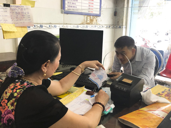 Khách đặt mua vé xe Tết đi Hà Nội tại Công ty TNHH Vận tải Minh Phúc.