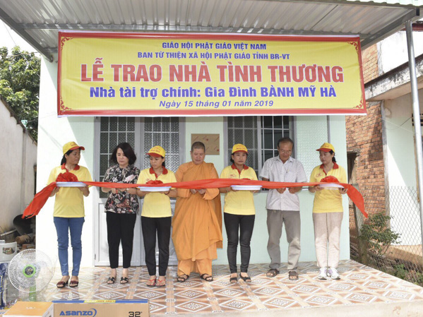Sư cô Thích nữ Tiến Liên, Trưởng Ban Từ thiện xã hội tỉnh BR-VT cho hay, Ban TTXH vừa trao tặng 4 căn nhà tình thương (ảnh) cho gia đình nghèo, gồm: chị Lê Thị Kim Nhung, ấp Nhân Trung, xã Xuyên Mộc; anh Nguyễn Minh Thành, ấp Phú Hoà, xã Hoà Hiệp; chị Trần Thị Linh, ấp 3, xã Hoà Hội; chị Phạm Thị Chí Linh, ấp Tân An, xã Phước Tân (huyện Xuyên Mộc).