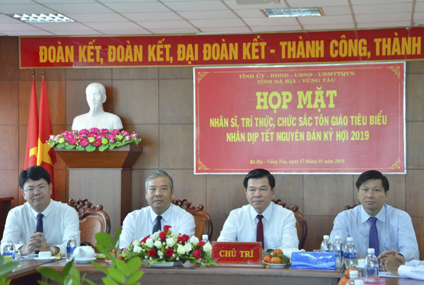 Các đồng chí lãnh đạo tỉnh chủ trì buổi họp mặt.
