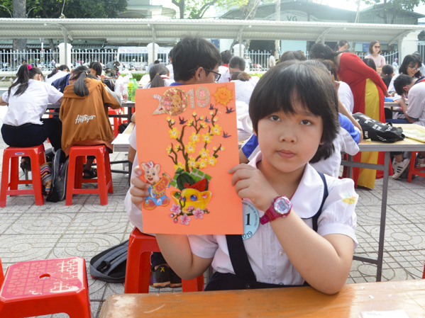 Thí sinh Trương Ngọc Bảo Trân, lớp 2B, Trường TH Đoàn Kết, TP. Vũng Tàu với tấm thiệp Xuân tự thiết kế.