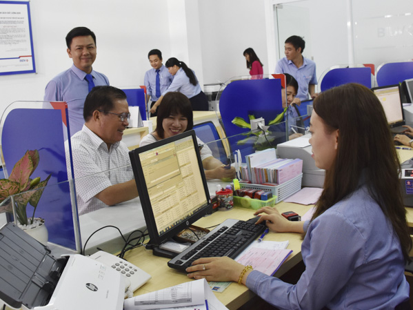 Khách hàng giao dịch tại Phòng Giao dịch BIDV 30 tháng 4. 