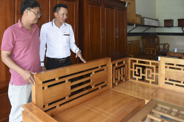 Khách chọn mua bàn ghế tại cửa hàng đồ gỗ Đại Hòa Phát (TP. Bà Rịa).
