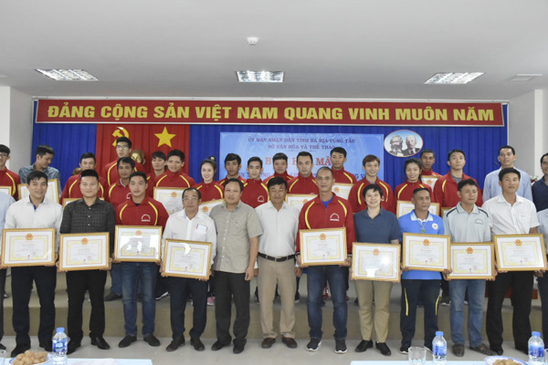 Các VĐV, HLV đạt thành tích tốt trong năm 2018 nhận Bằng khen của UBND tỉnh.