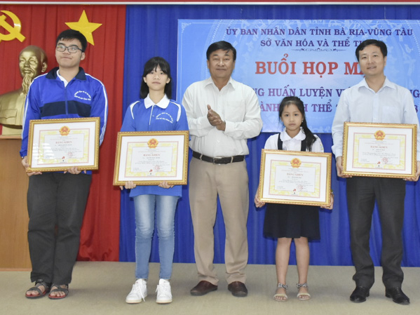 Các VĐV, HLV đạt giải quốc tế nhận Bằng khen của UBND tỉnh.