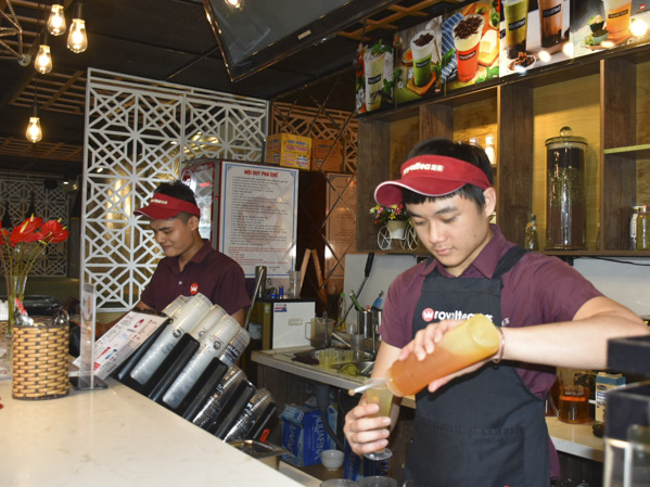 Nhân viên thời vụ làm việc tại quán Royal Garden Coffee And Tea.