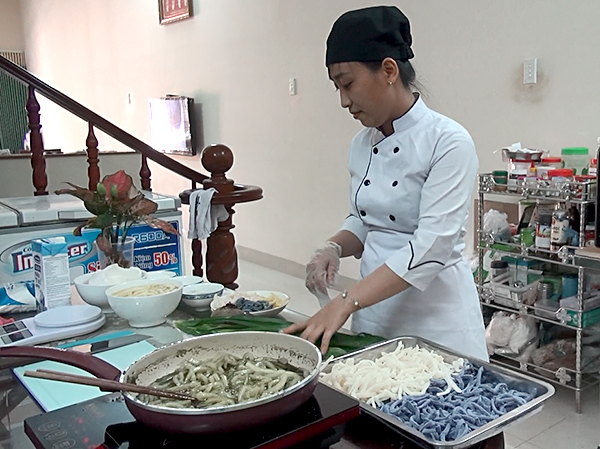Chị Võ Thị Thu Hạnh chọn nguyên liệu chế biến mứt.