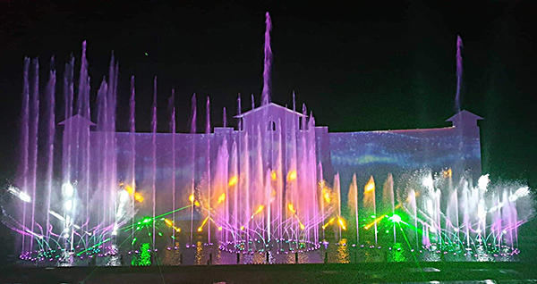 Biểu diễn nhạc nước trong “Hồ Mây Grand Show”.