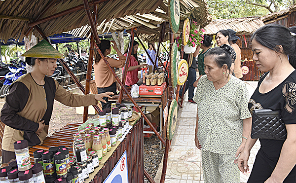 Khách cao tuổi tham quan, mua sắm mật ong tại khu bán đặc sản BR-VT trong khuôn viên Hương Phong - Hồ Cốc Beach Resort.