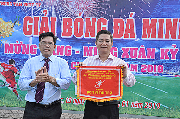 Ông Phan Gia Cảng, Phó Giám đốc Trung tâm VHTT-TT huyện Châu Đức trao Cờ lưu niệm cho đại diện HDBank - Đơn vị tài trợ giải.
