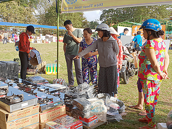 Khách hàng chọn mua hàng tại Phiên hàng Việt ra Côn Đảo.