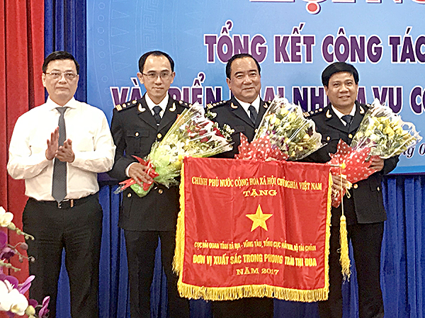 Đồng chí Nguyễn Thành Long, Phó Chủ tịch UBND tỉnh trao Cờ thi đua của Thủ tướng Chính phủ cho Cục Hải quan tỉnh.